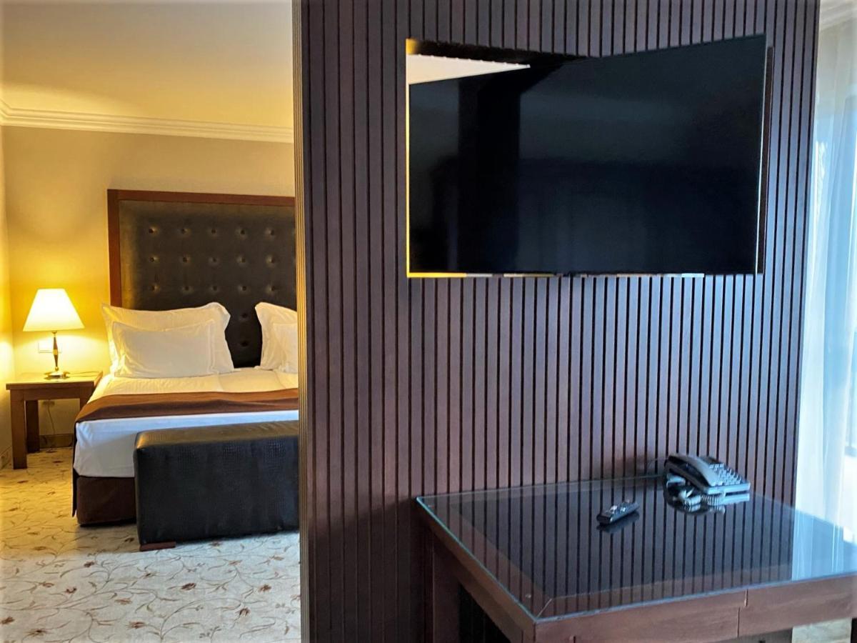 Maxi Park Hotel & Spa Велинград Экстерьер фото A television in a hotel room